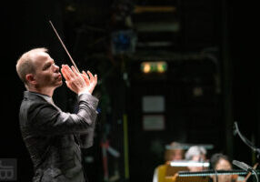 Dirigent Michael Wendeberg im Konzert "Panorama Ciego" mit der Staatskapelle Halle (Foto: Joachim Blobel)